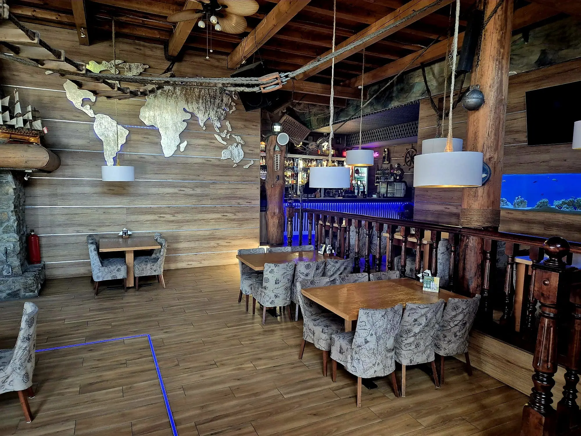 Wnętrze tawerny Kapitan Cook — restauracja rybna w Gdyni
